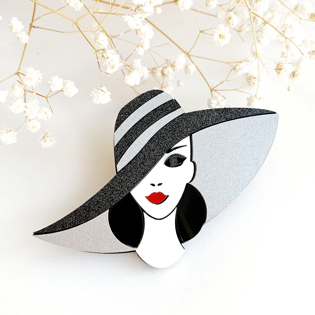 Брошь Женщина в шляпе