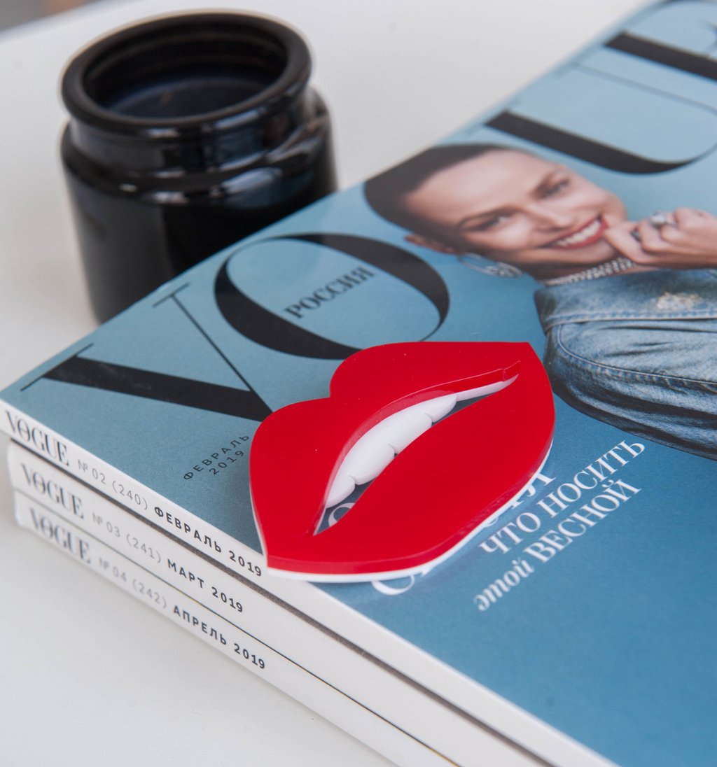 Брошь Губы с прорезью