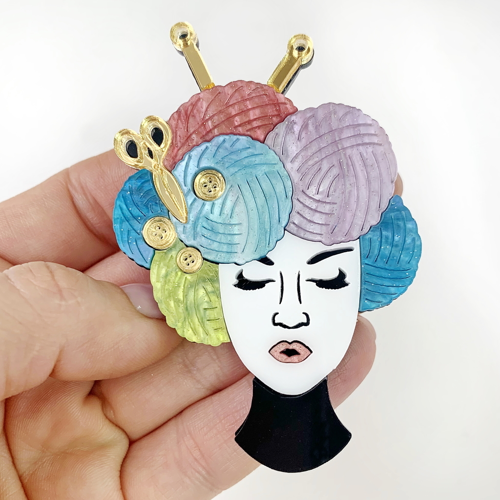 Брошь Богиня вязания