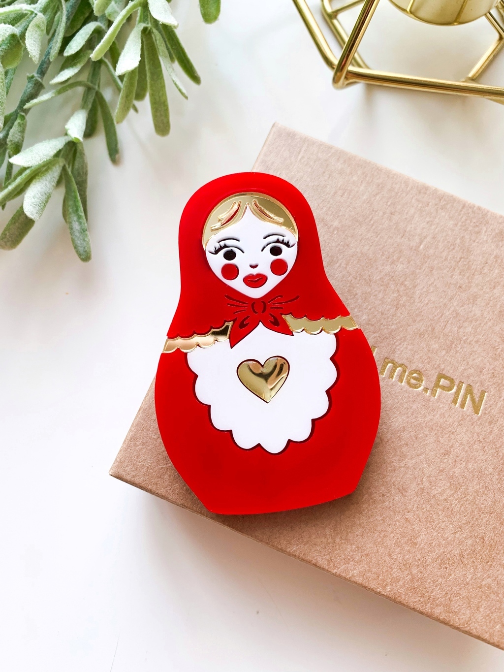 Брошь Матрешка красная