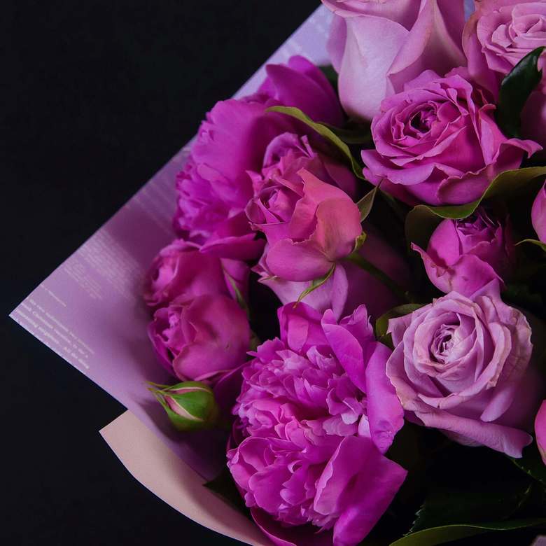 Букет из роз и пионов 0093