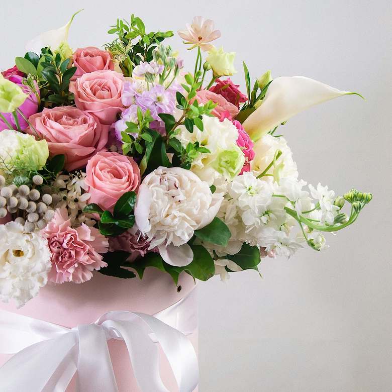 Нежная коробка с брунией, пионами, матиолой, эустомой и розами 0094