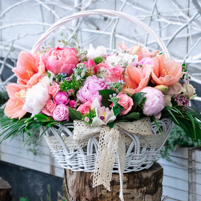 Нежная корзинка с пионами, розами, орхидеей, амарилисом и альстрамерией 0111