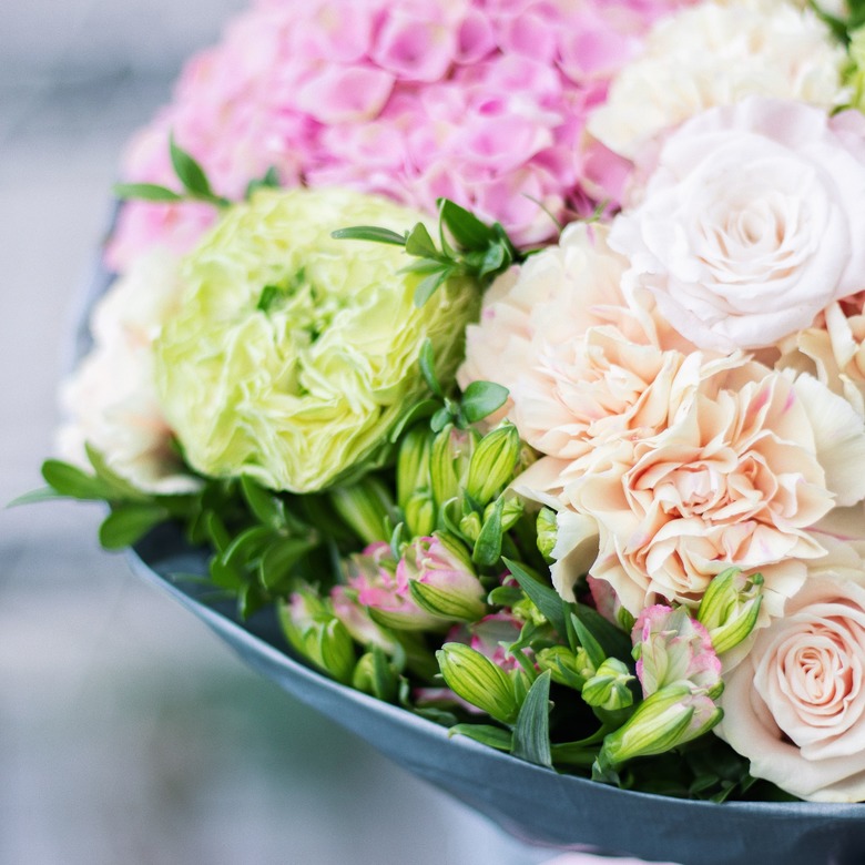 Букет с розами, гвоздикой, и гортензией 0115