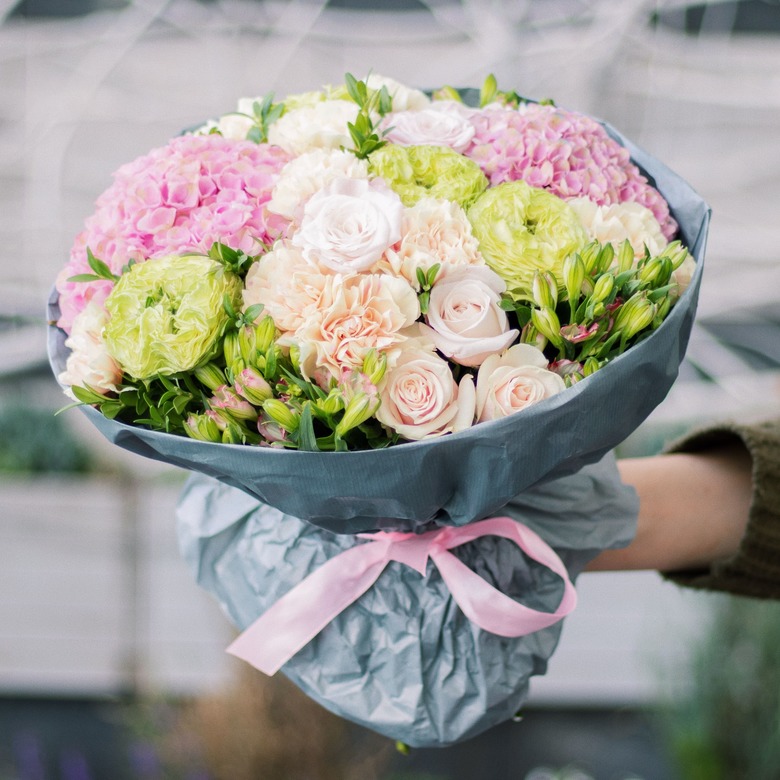 Букет с розами, гвоздикой, и гортензией 0115