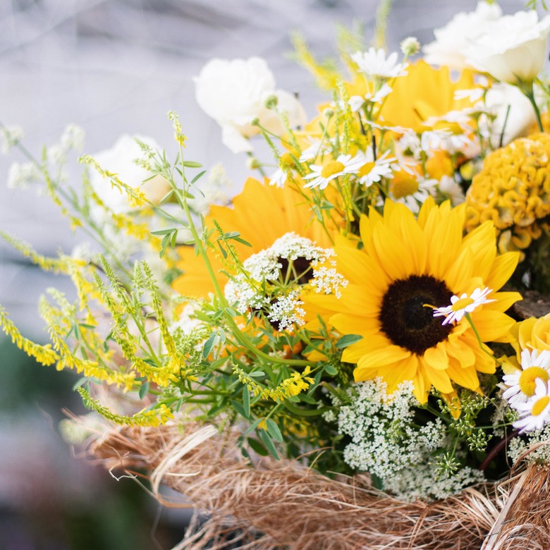 Деревенский букет с подсолнухами, розами и ромашками 0116