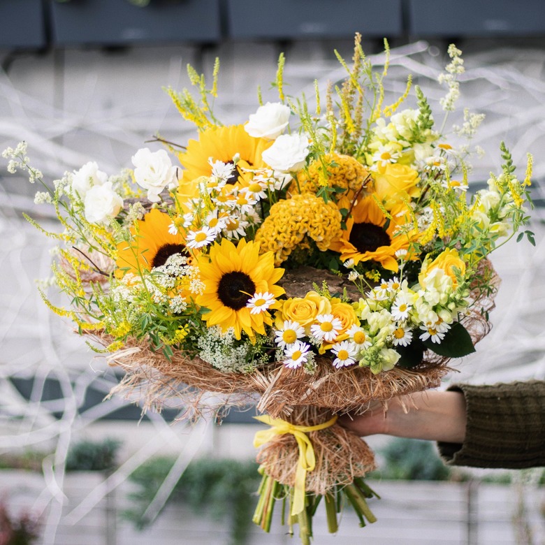 Деревенский букет с подсолнухами, розами и ромашками 0116
