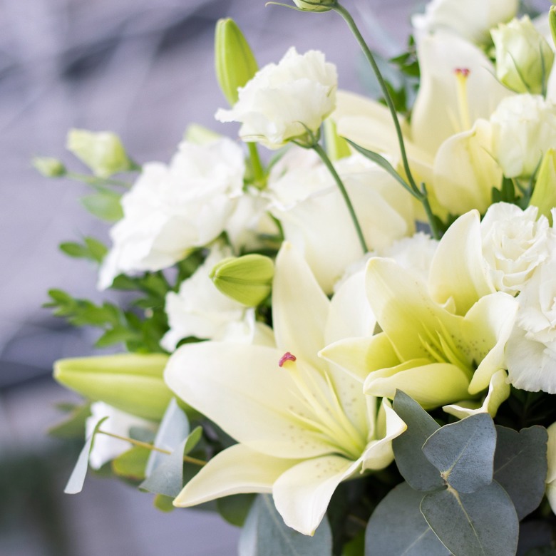Букет с лилиями, розами и эустомой 0119