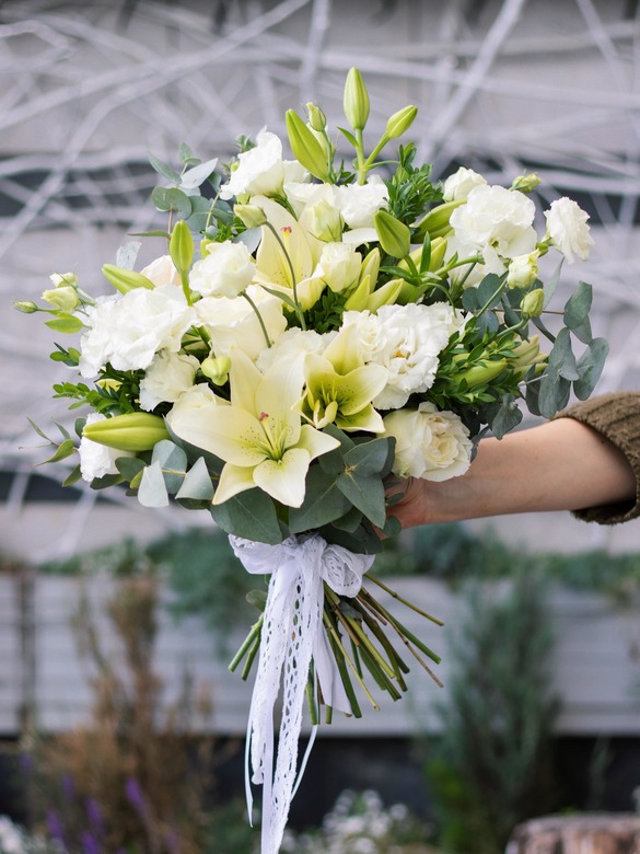 Букет с лилиями, розами и эустомой 0119