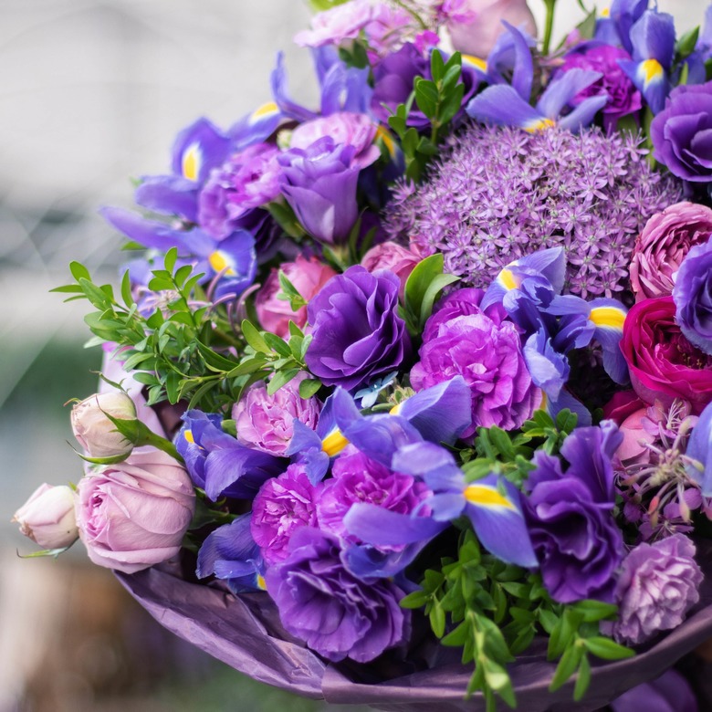 Букет с ирисом, розами и эустомой 0120