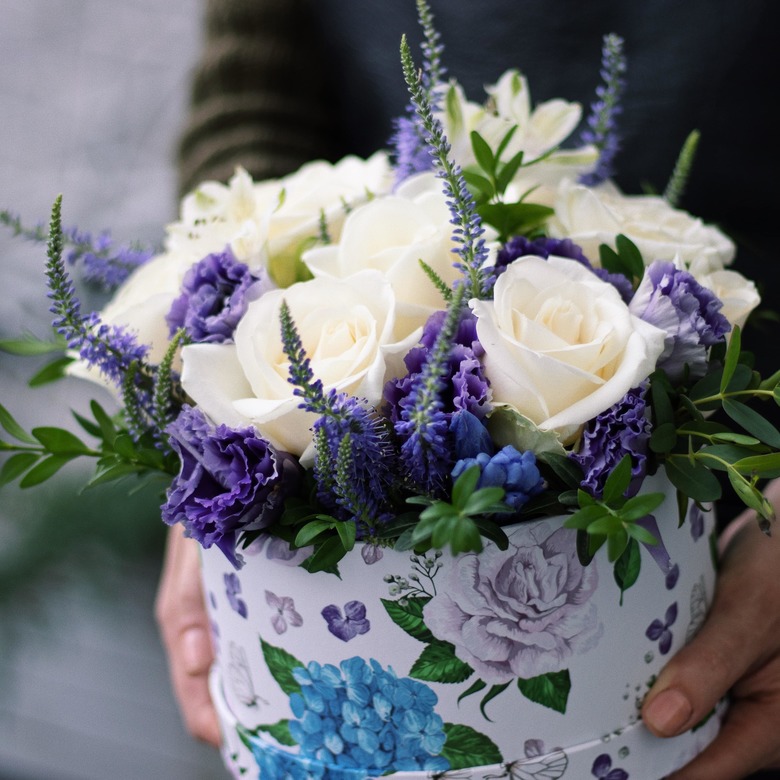 Коробка с розами, эустомой и вероникой 0129