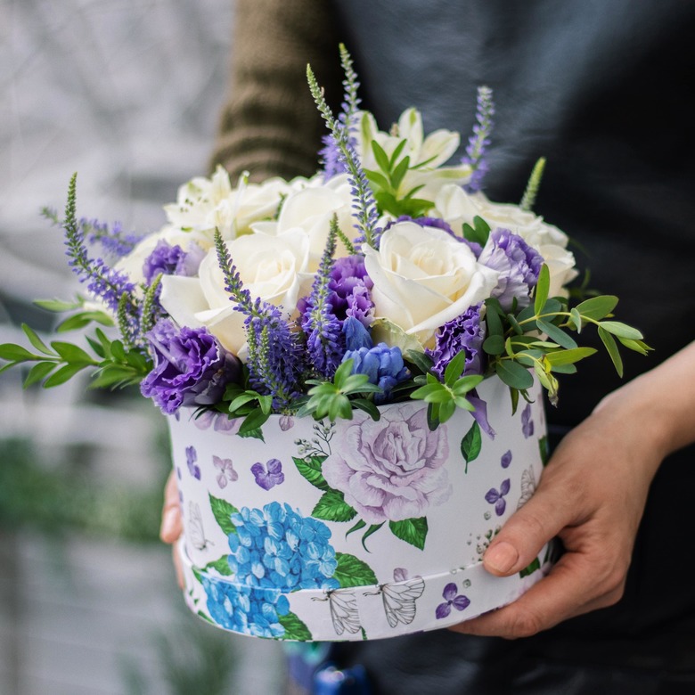 Коробка с розами, эустомой и вероникой 0129