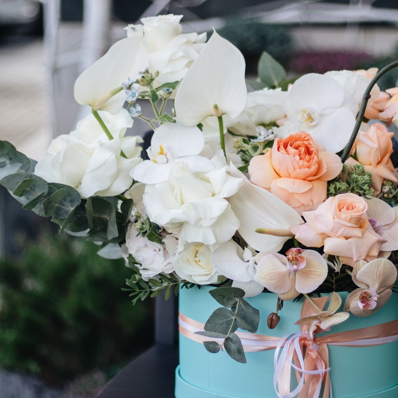 Коробка с розами, орхидеей, эустомой и гортензией 0156