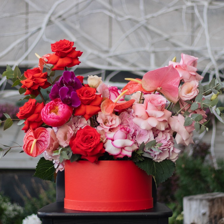 Коробка с розами, антриумом и пионом 0157