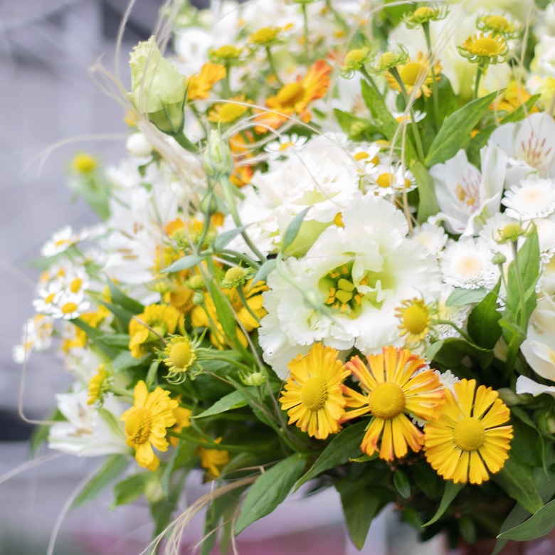 Букет с альстрамерией, ромашками и танацетумом 0170
