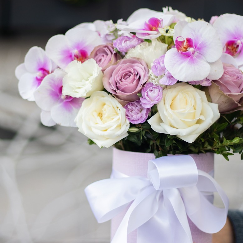 Коробка с орхидеей, орнитогалумом и розами 0174