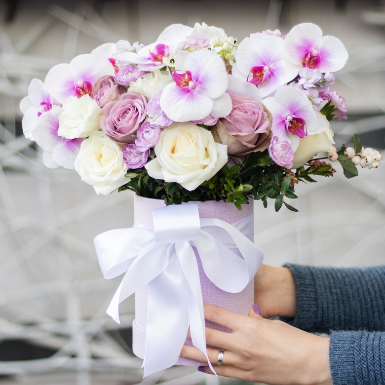 Коробка с орхидеей, орнитогалумом и розами 0174