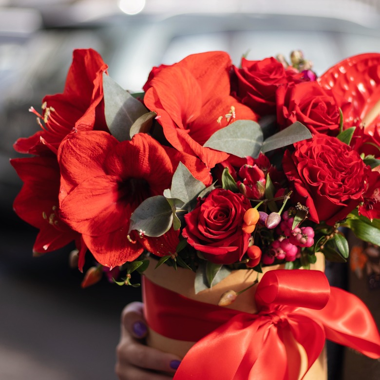 Коробка с амарилисом, антуриумом и розами 0175