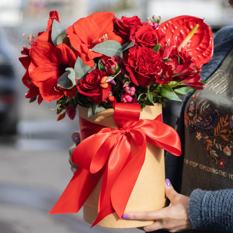 Коробка с амарилисом, антуриумом и розами 0175