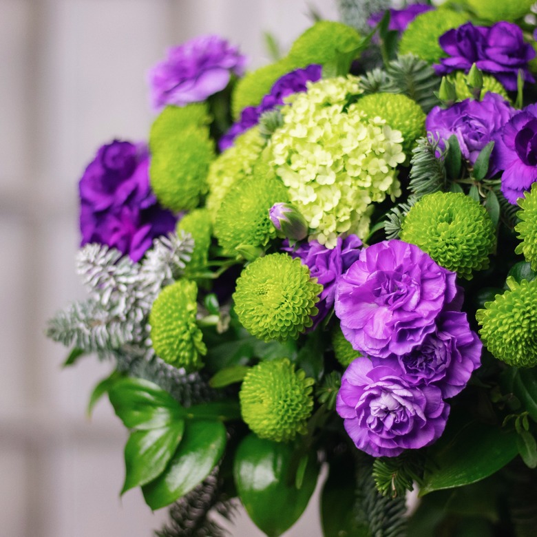 Авторский букет с хризантемой и гвоздикой 0250