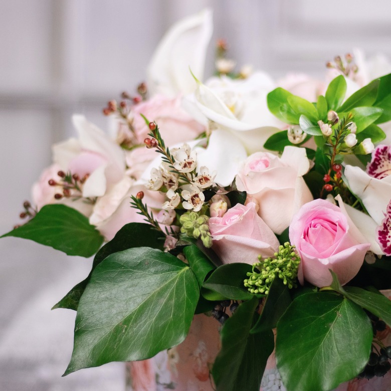 Коробка с каллами, розой и скинией 0251