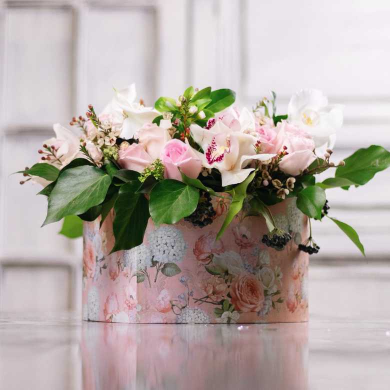 Коробка с каллами, розой и скинией 0251