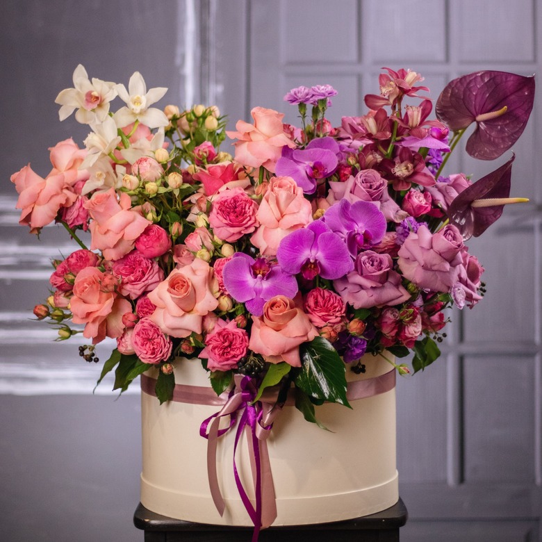 Авторская коробка с розой, гвоздикой и орхидеей 0253