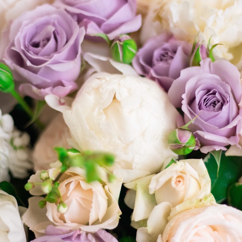 Букет с розой кустовой, пионами и матиолой 0267