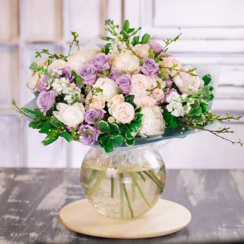 Букет с розой кустовой, пионами и матиолой 0267