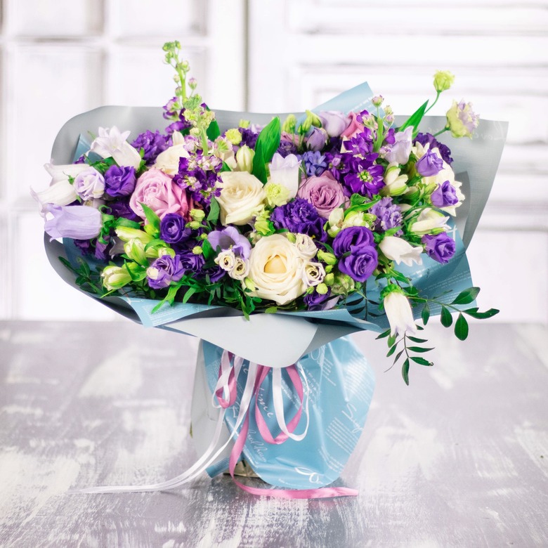 Букет с матиолой, альстармерией и розой 0268