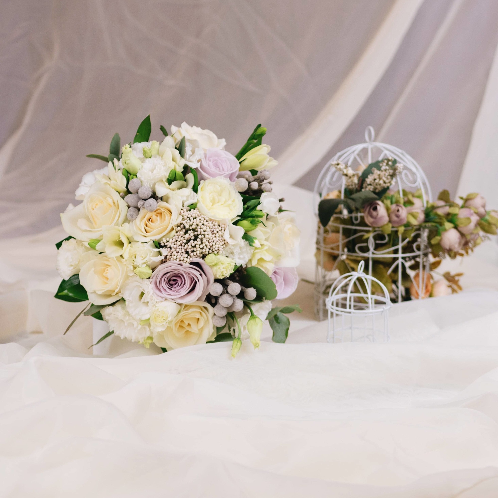 Свадебный букет с розой, брунией, азатамусом и эустомой 0297