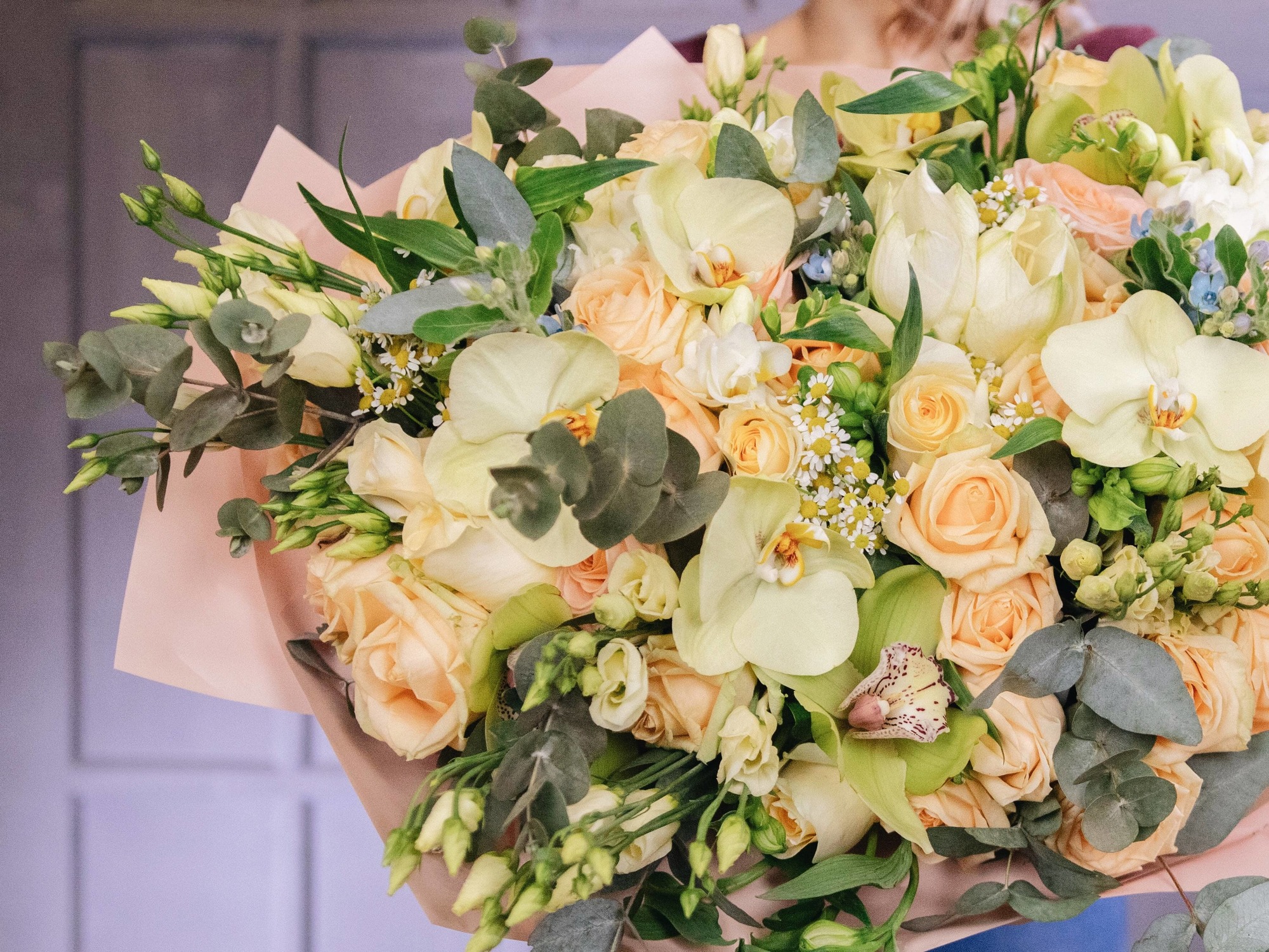 Букет с розой, альстрамерией и оксипиталумом 0322