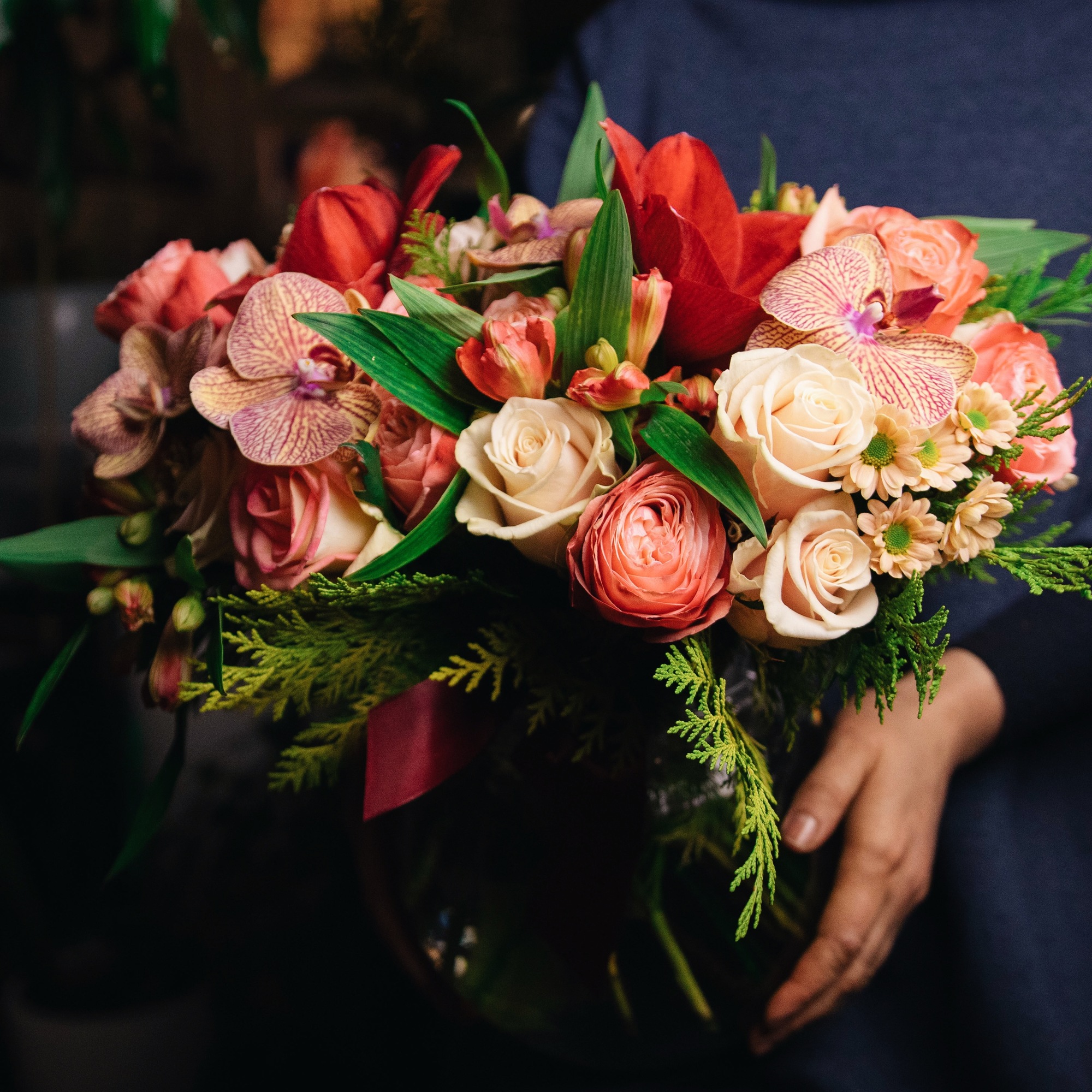 Букет с розой, сантини и орхидеей 0337