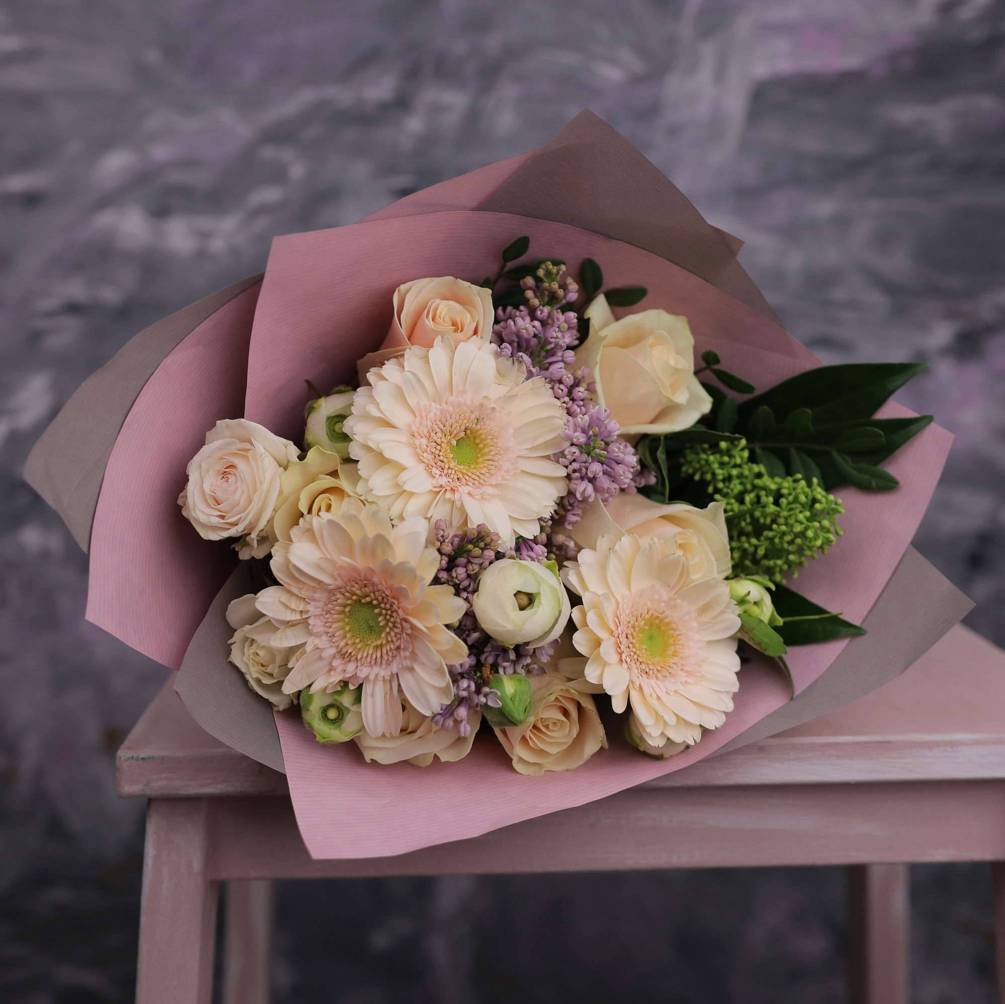 Букет с розами и герберами в персиково-розовой гамме 0353