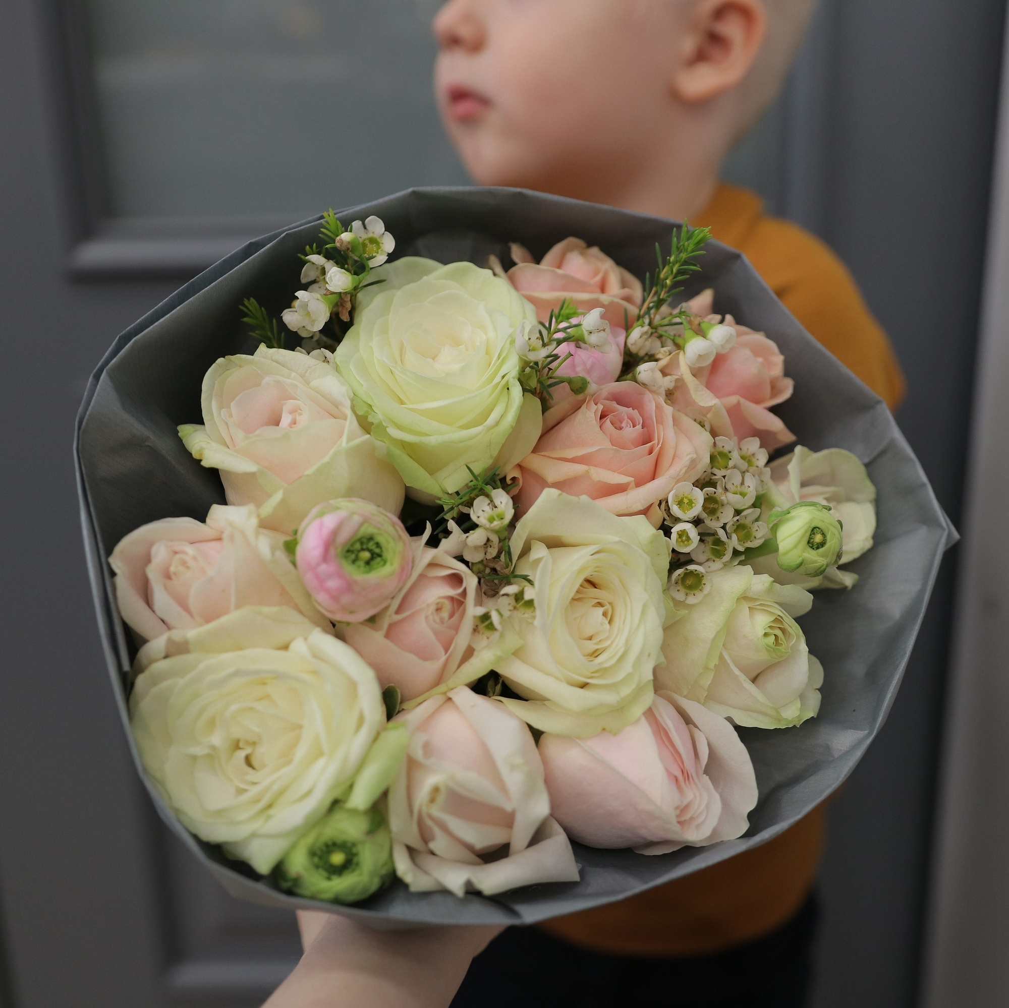Нежный букет в брутальный упаковке 0355