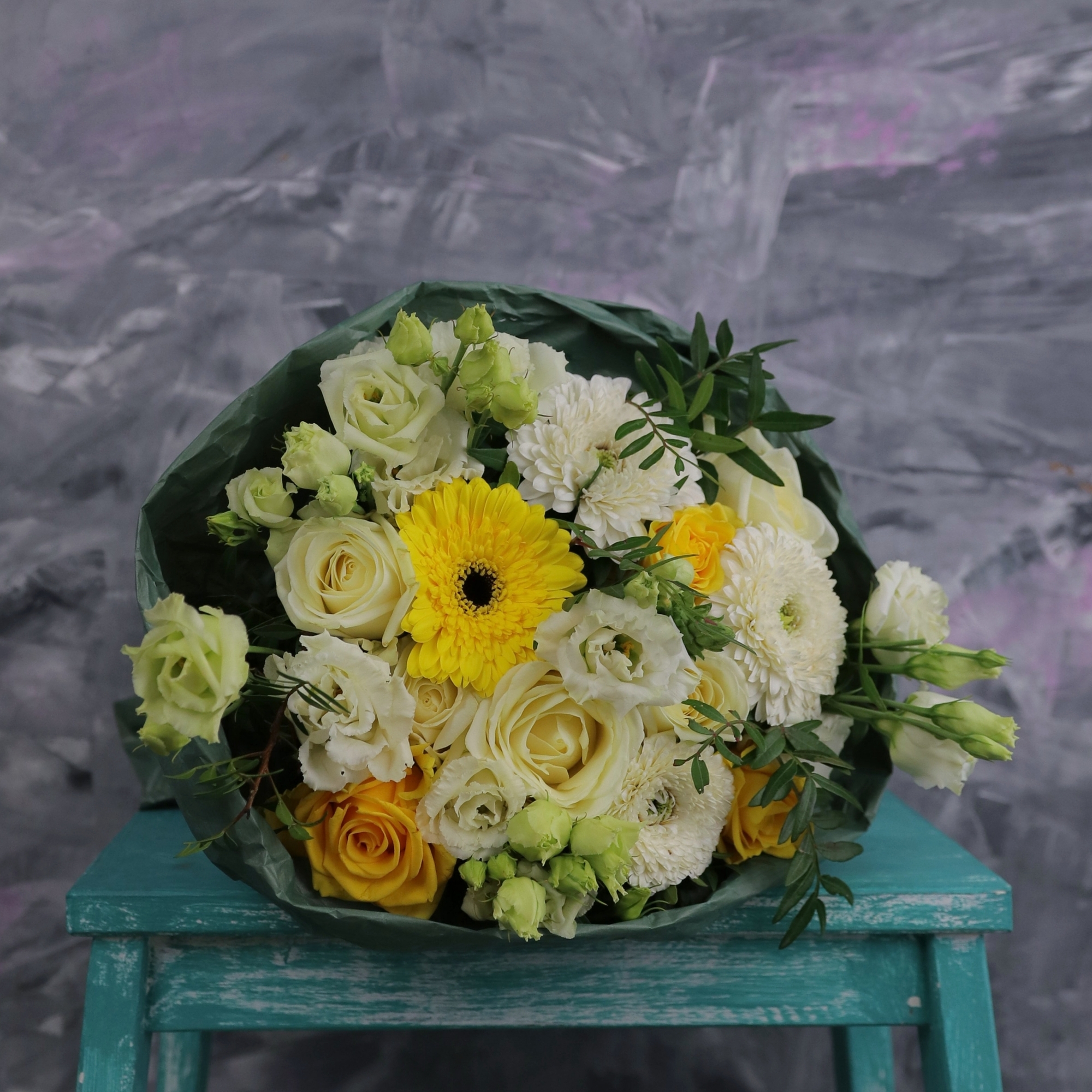 Букет с розами и герберами в желто-зеленой гамме 0359