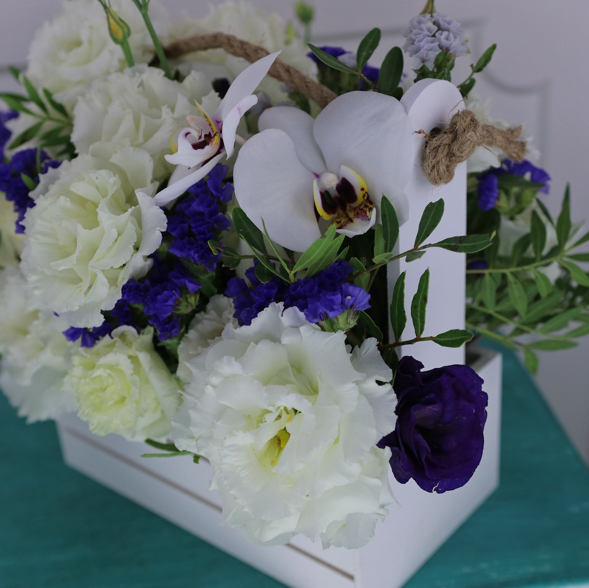 Композиция в ящике в бело-синей гамме 0367