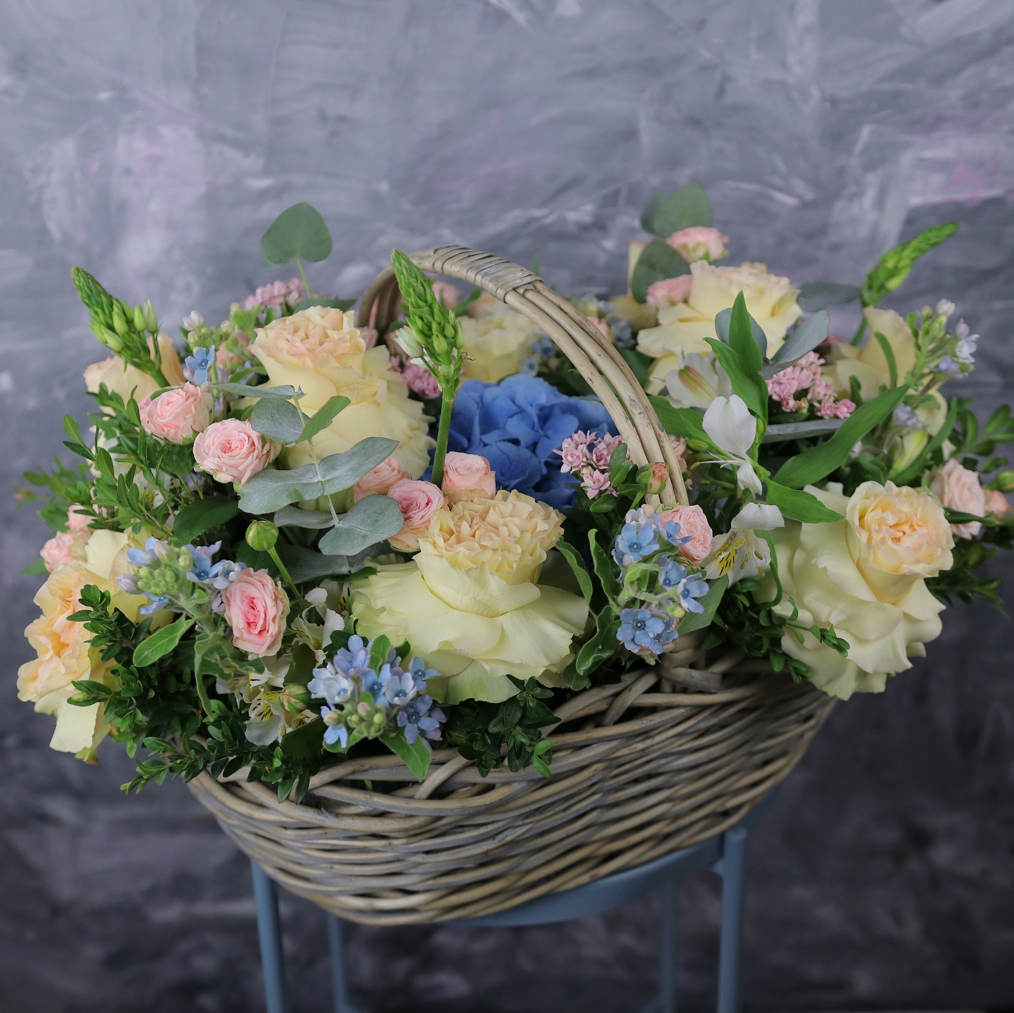 Корзина с розами, гортензией в сливочно-голубой гамме 0371