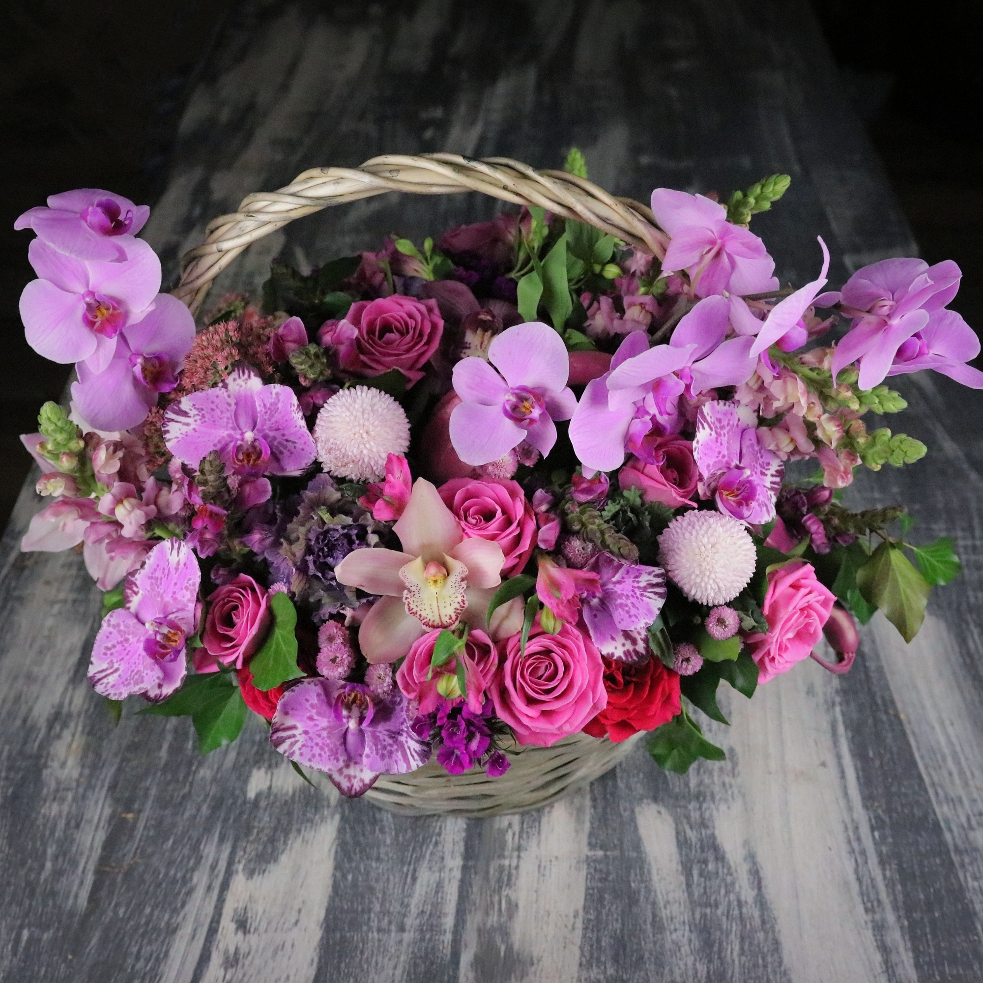 Корзина в малиново-розовой гамме