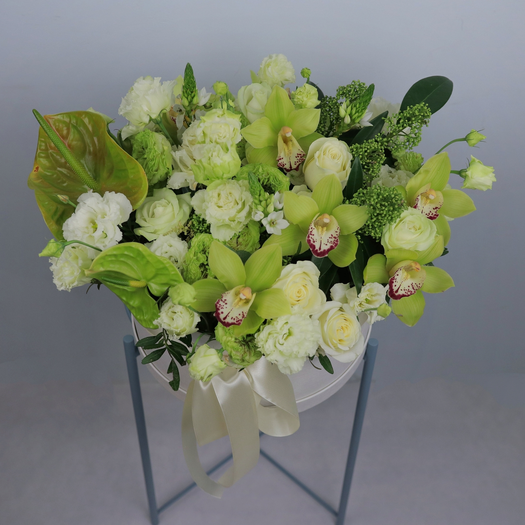 Композиция в шляпной коробке в бело-зеленой гамме