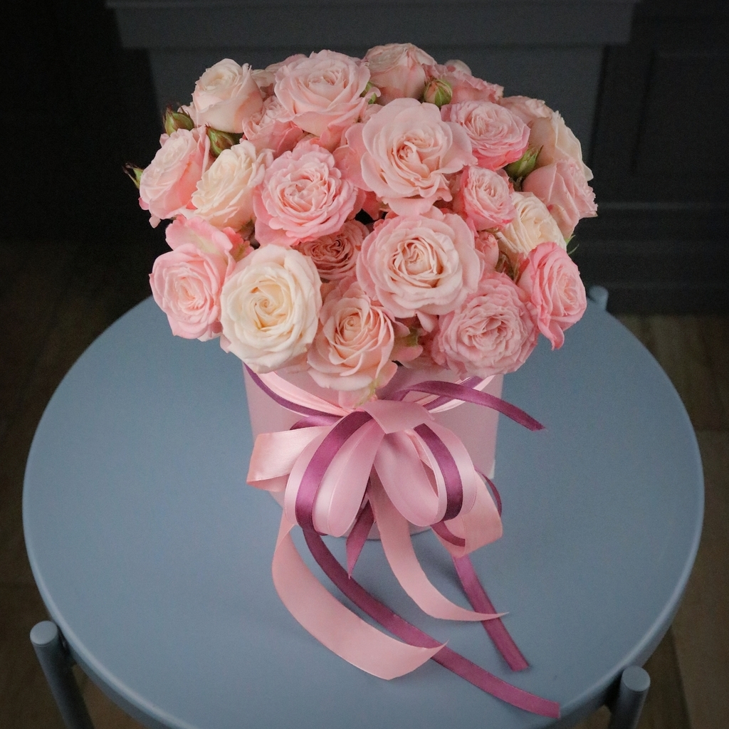 Романтичная композиция в шляпной коробке с кустовой розой