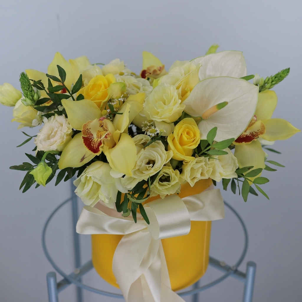 Солнечная композиция в шляпной коробке