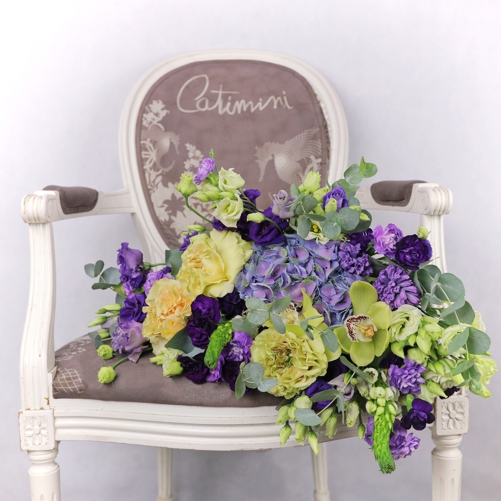 Яркий авторский букет цвета зелёной листвы с фиолетовыми акцентами