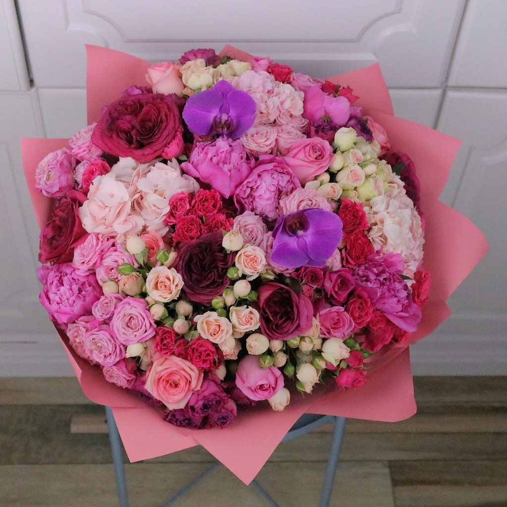 Роскошный букет с пионами, гортензией и розами