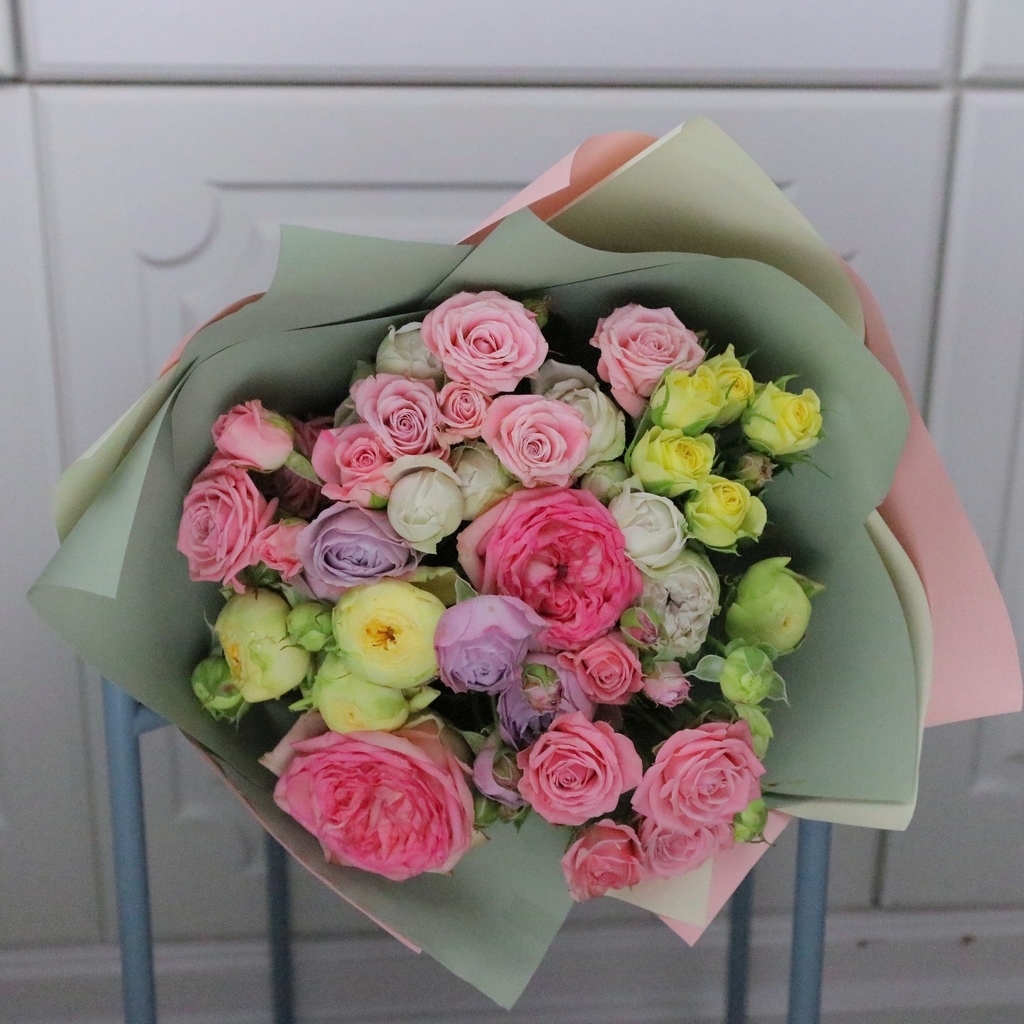 Нежный букет из микса роз пастельных оттенков