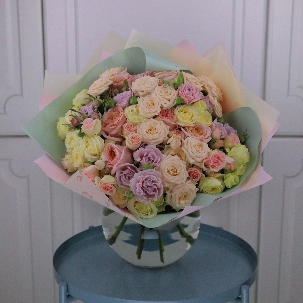 Букет из микса роз в пастельной гамме 2
