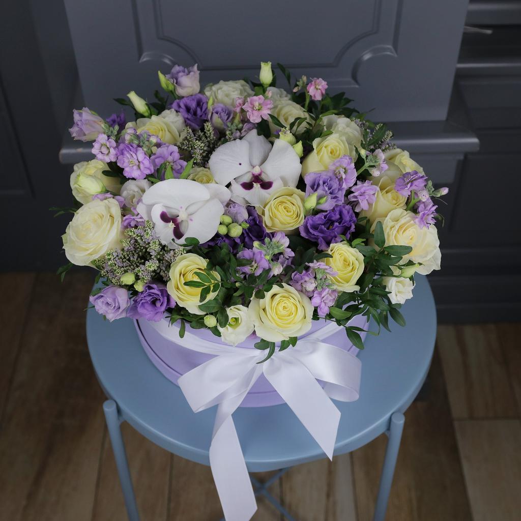 Нежный букет в шляпной коробке в сиреневой гамме