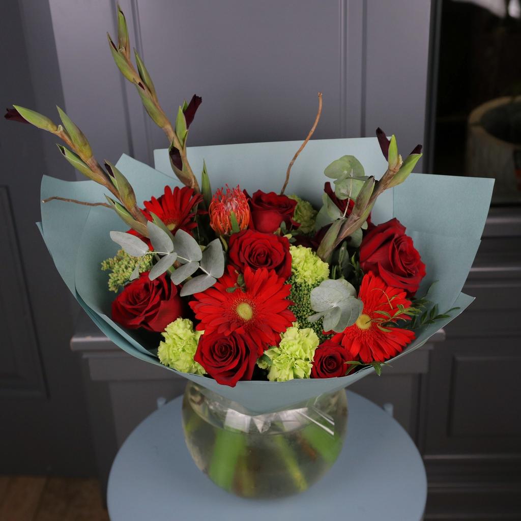 Эффектный букет с красными розами и гладиолусами