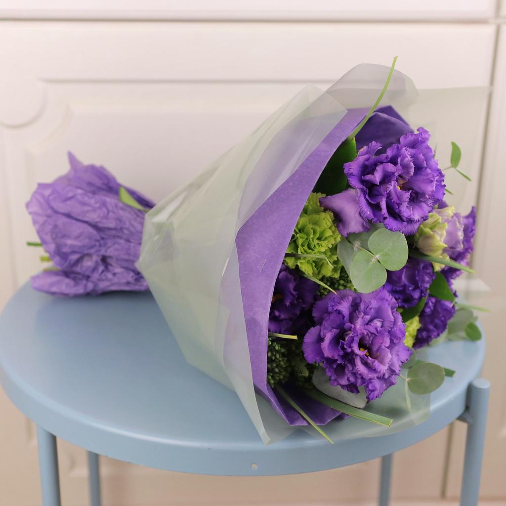 Фиолетово-зеленый букет с эустомой