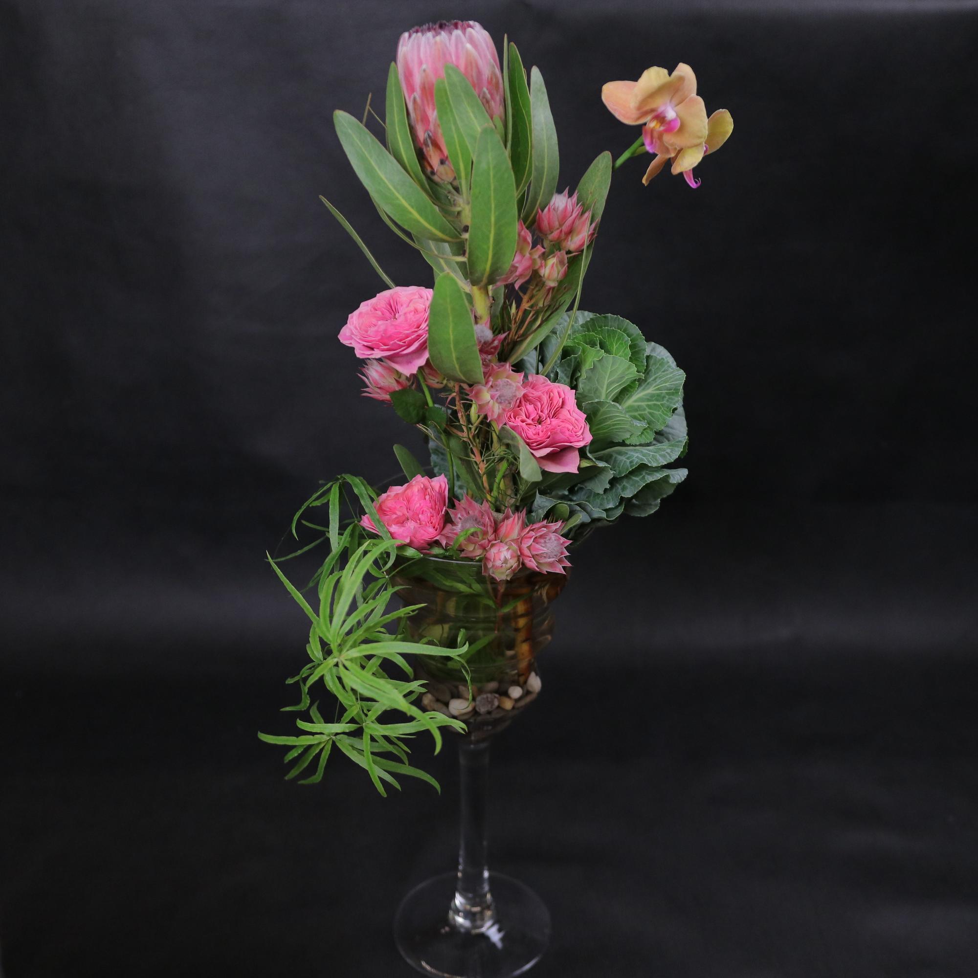 Композиция в стеклянной вазе с протеей